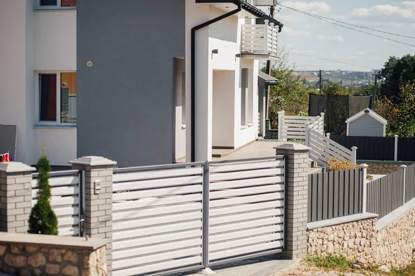 Kırsal kesimdeki modern evin dışında.