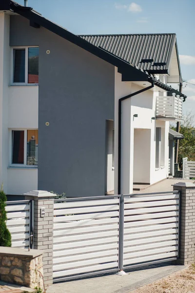 Kırsal kesimdeki modern evin dışında.