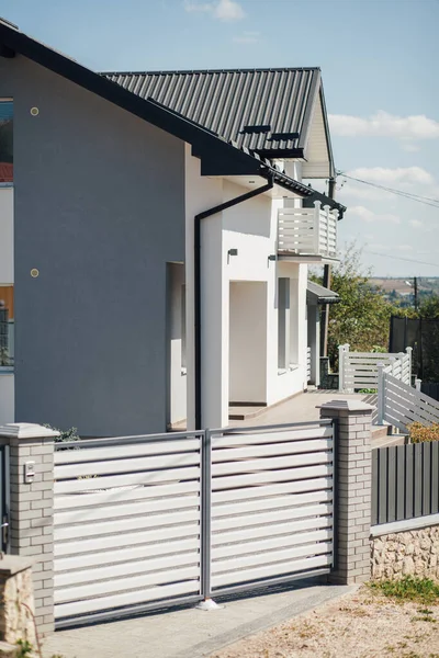 Kırsal kesimdeki modern evin dışında.