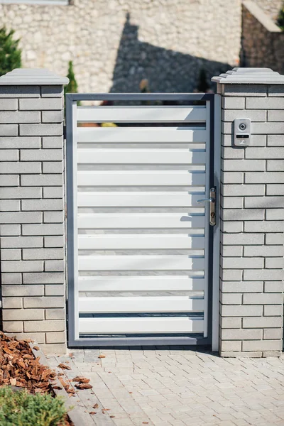 Kırsal kesimdeki modern evin dışında.