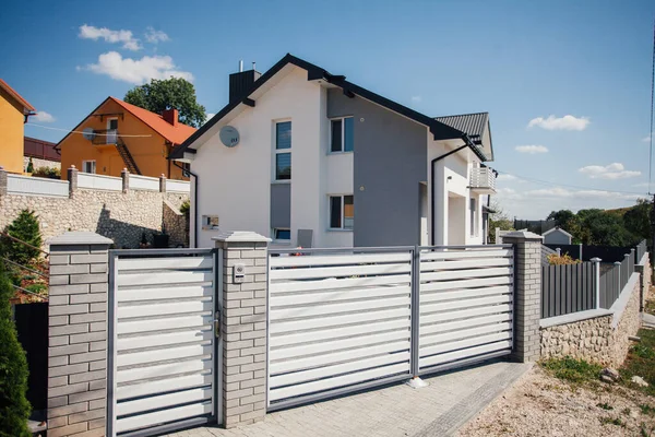 Kırsal kesimdeki modern evin dışında.