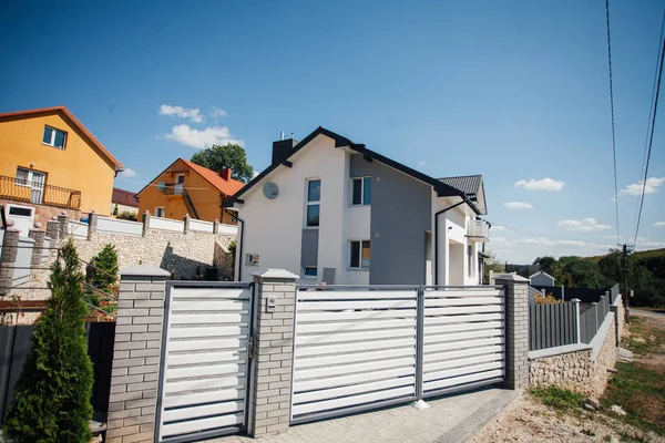 Kırsal kesimdeki modern evin dışında.