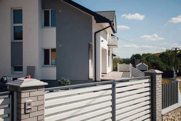 Kırsal kesimdeki modern evin dışında.