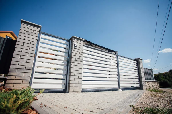 Yeni bir metal çitin parçası