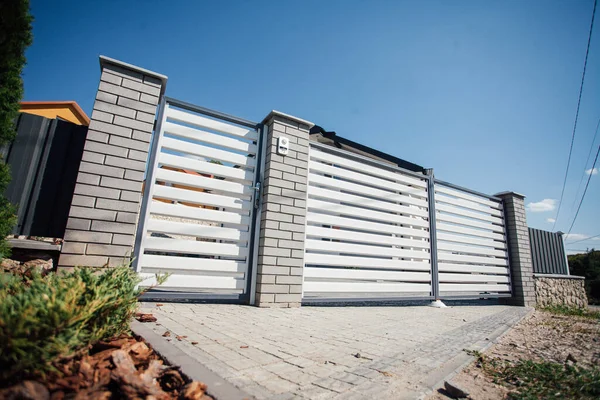 Yeni bir metal çitin parçası