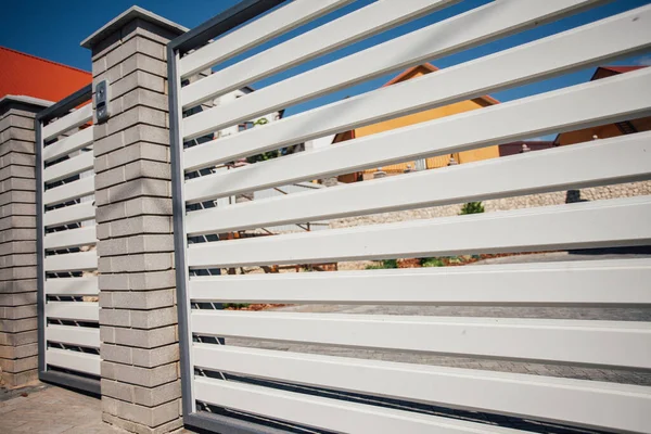 Yeni bir metal çitin parçası