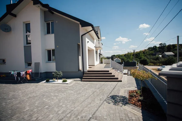 Kırsal kesimdeki modern evin dışında.