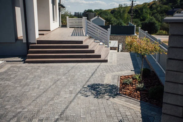 Kırsal kesimdeki modern evin dışında.