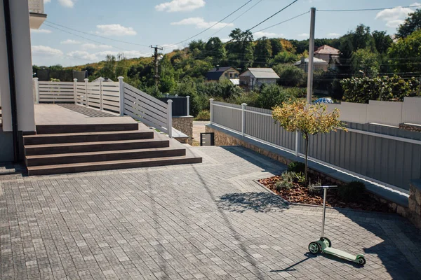 Kırsal kesimdeki modern evin dışında.