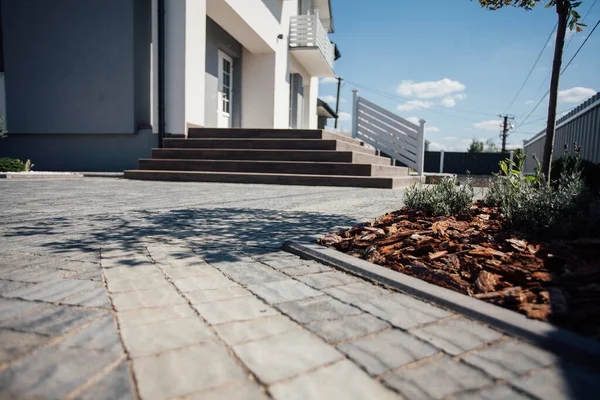 Kırsal kesimdeki modern evin dışında.