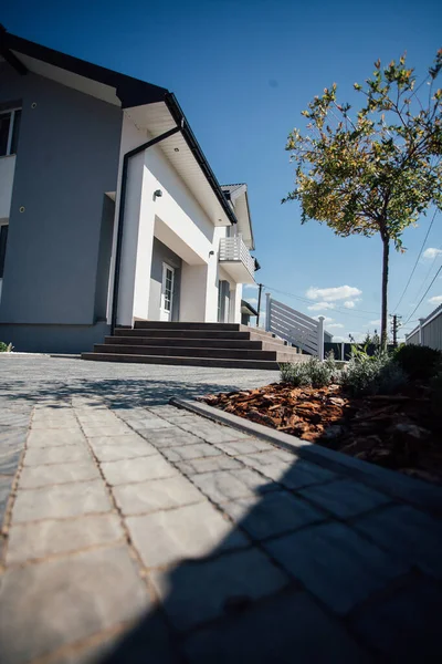 Kırsal kesimdeki modern evin dışında.