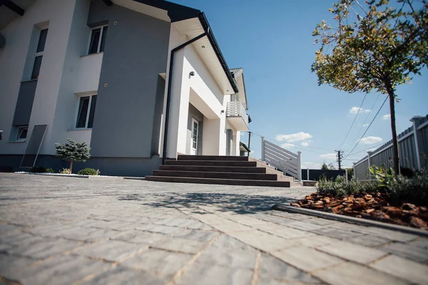 Kırsal kesimdeki modern evin dışında.