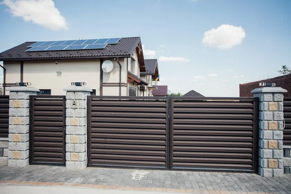 Yeni bir metal çitin parçası