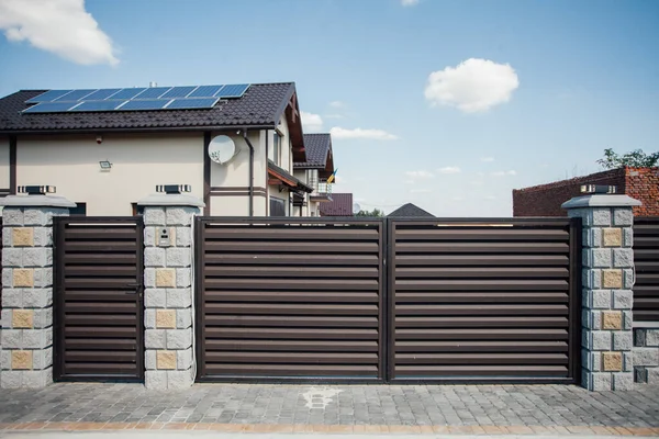 Yeni bir metal çitin parçası