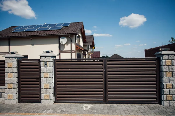 Yeni bir metal çitin parçası