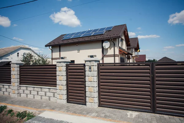 Yeni bir metal çitin parçası