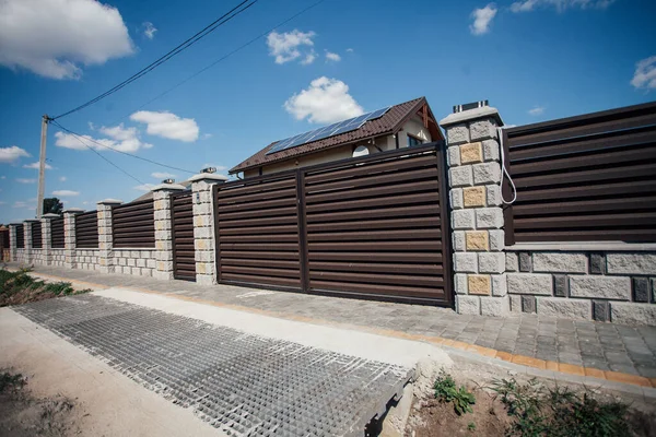 Yeni bir metal çitin parçası