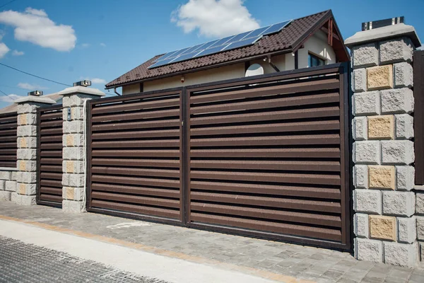 Yeni bir metal çitin parçası