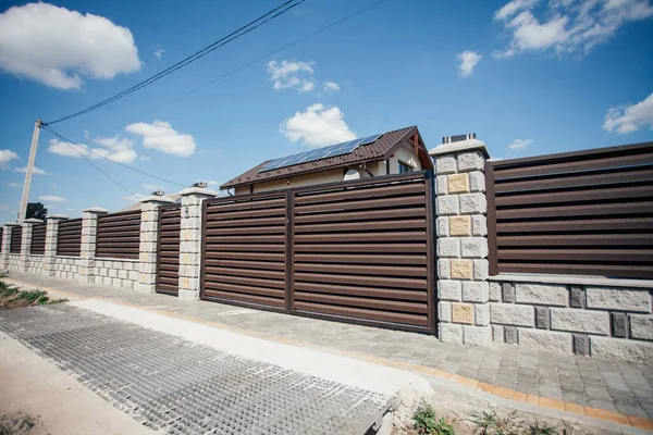 Yeni bir metal çitin parçası