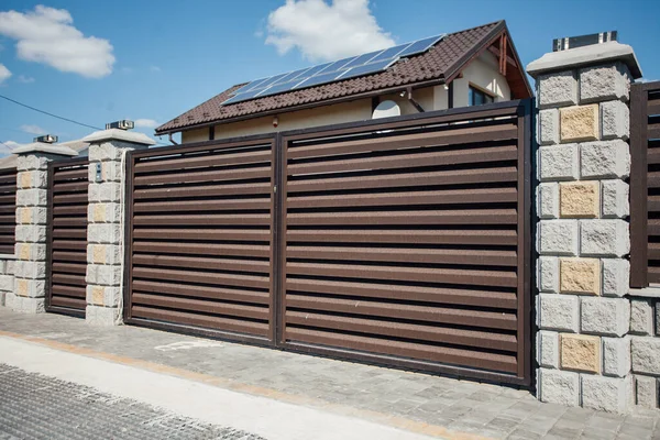 Yeni bir metal çitin parçası