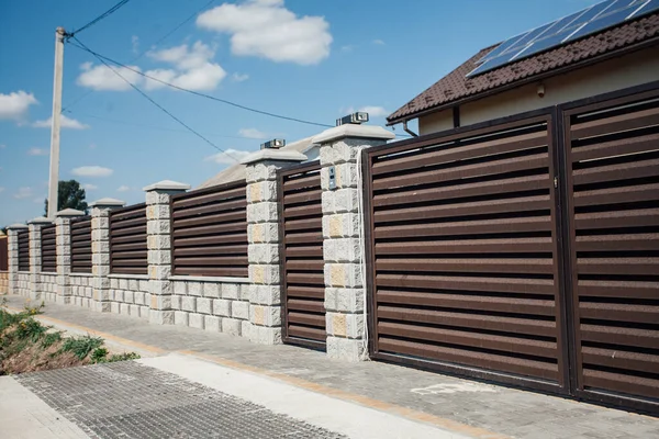 Yeni bir metal çitin parçası