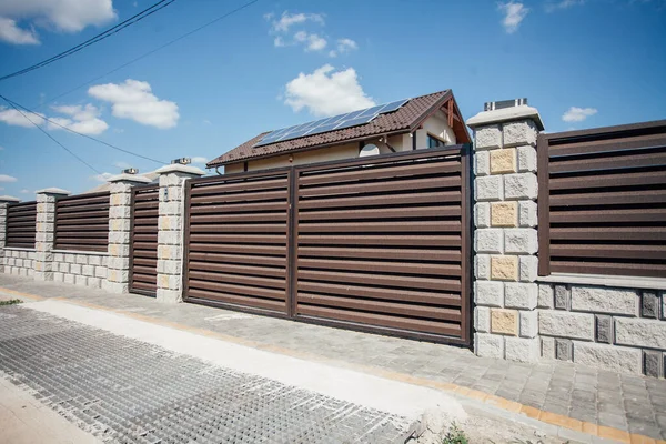 Yeni bir metal çitin parçası