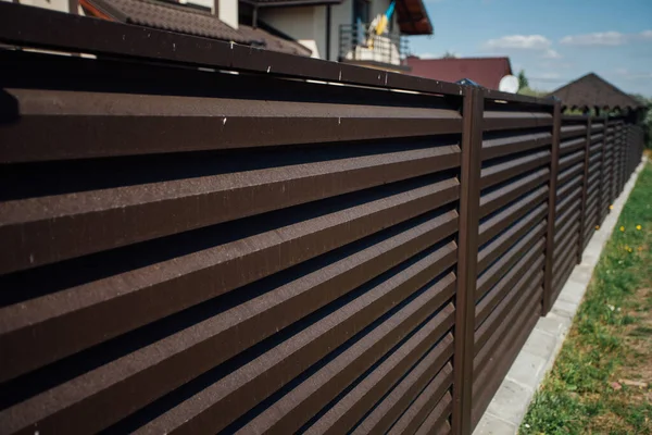 Yeni bir metal çitin parçası