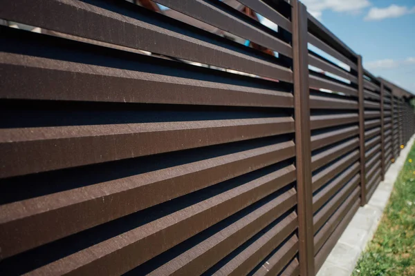 Yeni bir metal çitin parçası