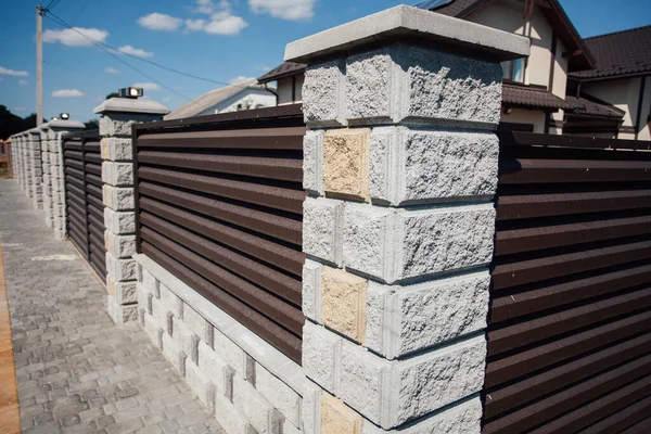 Yeni bir metal çitin parçası