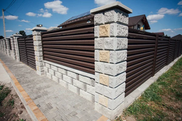 Yeni bir metal çitin parçası