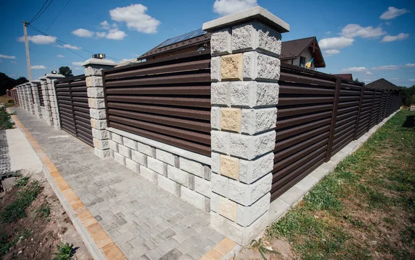 Yeni bir metal çitin parçası