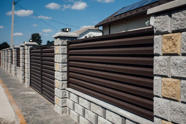 Yeni bir metal çitin parçası