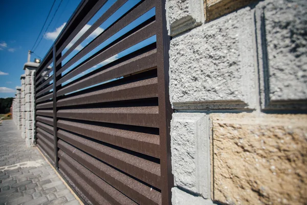 Yeni bir metal çitin parçası