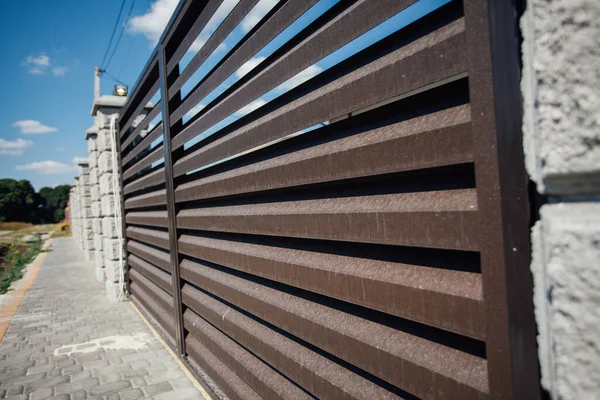 Yeni bir metal çitin parçası