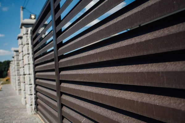 Yeni bir metal çitin parçası