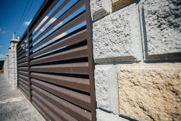 Yeni bir metal çitin parçası