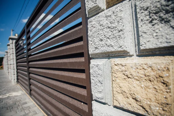 Yeni bir metal çitin parçası