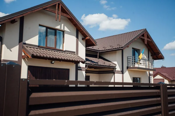 Yeni bir metal çitin parçası