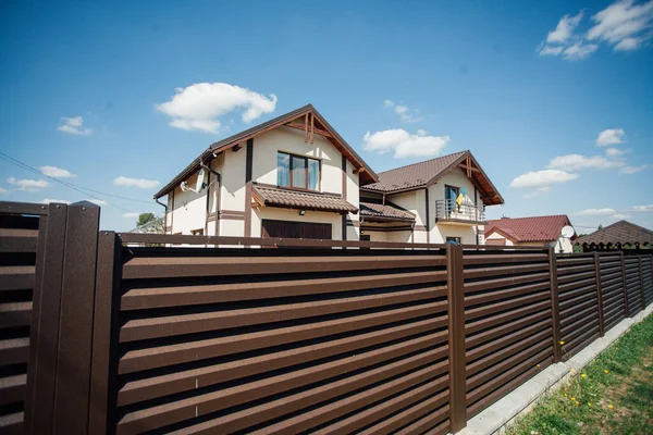 Yeni bir metal çitin parçası