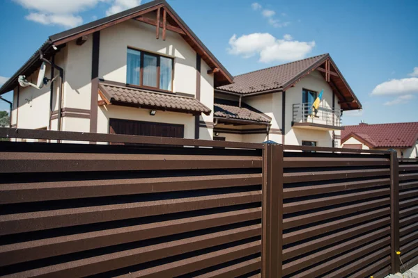 Yeni bir metal çitin parçası