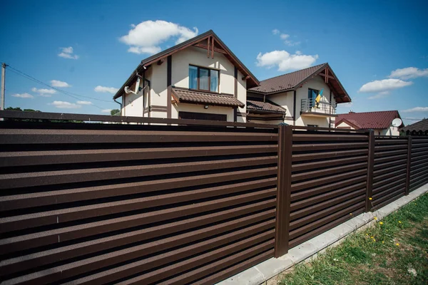 Yeni bir metal çitin parçası