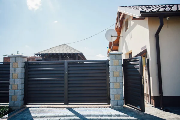 Yeni bir metal çitin parçası