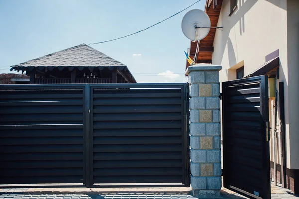 Yeni bir metal çitin parçası