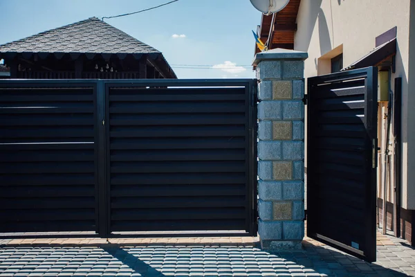 Yeni bir metal çitin parçası