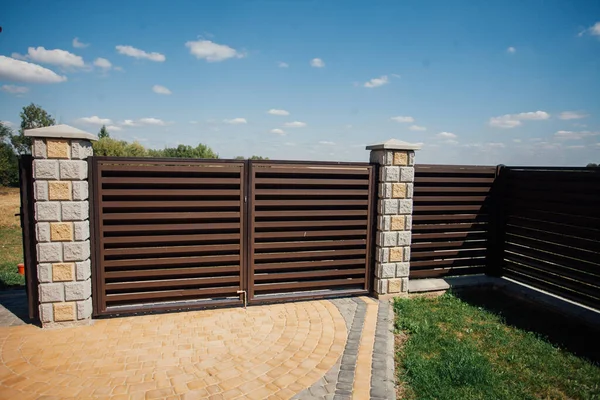 Yeni bir metal çitin parçası