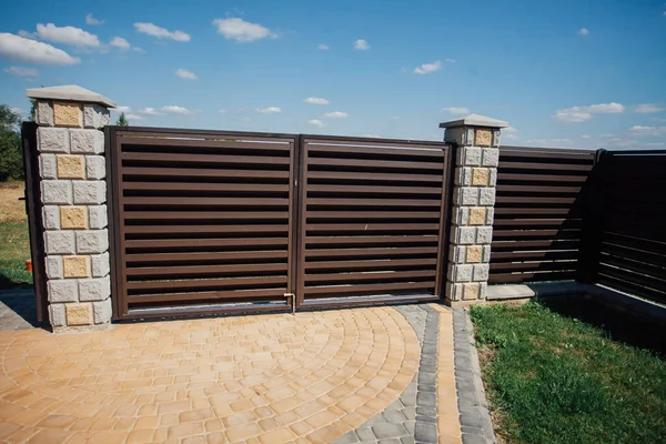 Yeni bir metal çitin parçası