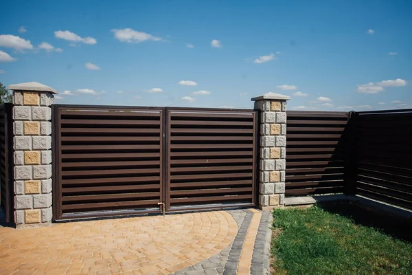 Yeni bir metal çitin parçası