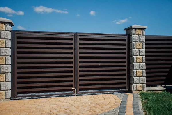 Yeni bir metal çitin parçası