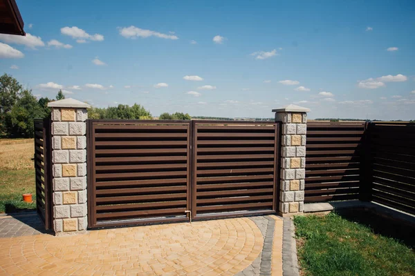 Yeni bir metal çitin parçası