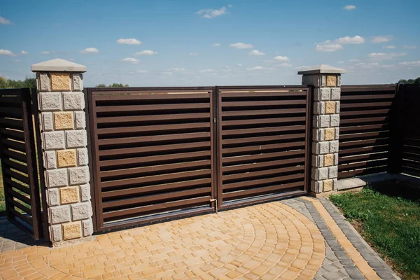 Yeni bir metal çitin parçası